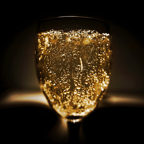 ilustračný obrázok - pohár šampanského