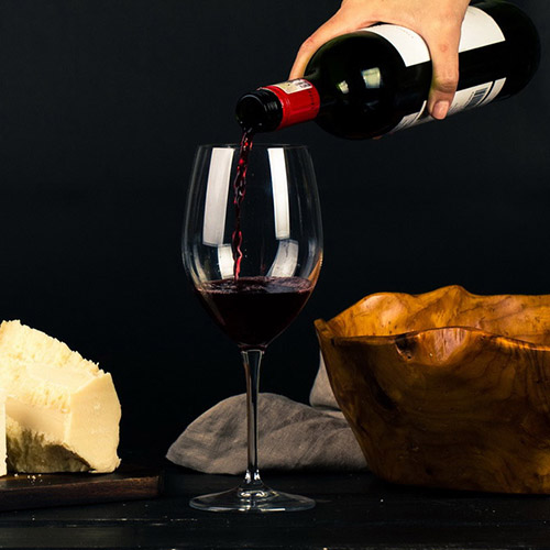 ilustračný obrázok - víno a syry, výber s červeným vínom